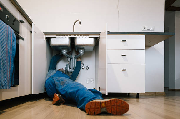 Professional Plumbing technician working in Cromona, KY